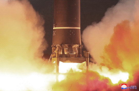 북한이 전날 김정은 국무위원장의 지도 아래 신형 대륙간탄도미사일(ICBM) '화성-17형' 시험발사를 단행했다고 조선중앙통신이 25일 보도했다.     평양 조선중앙통신=연합뉴스